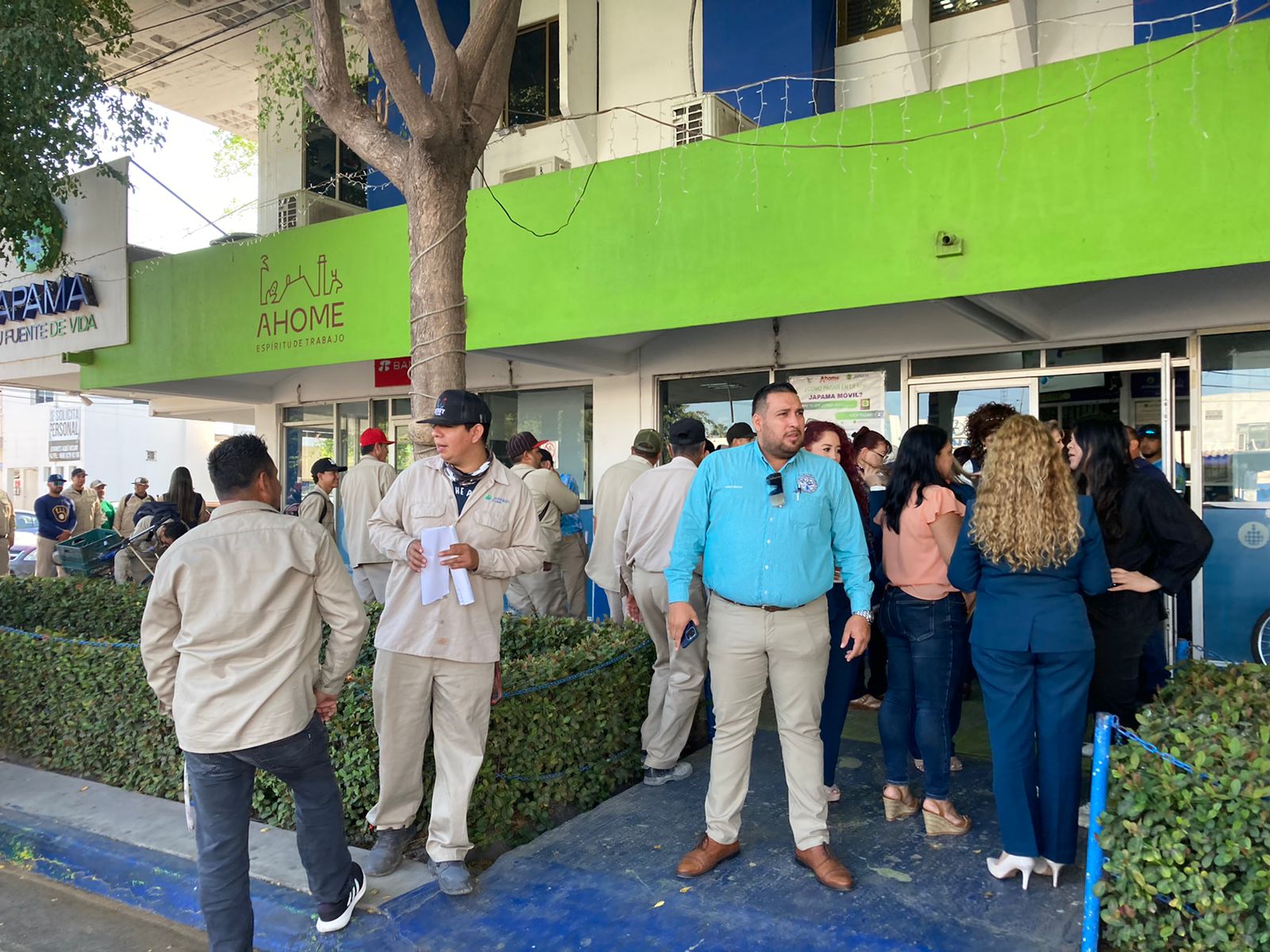 Trabajadores de Japama a las afueras de las instalaciones