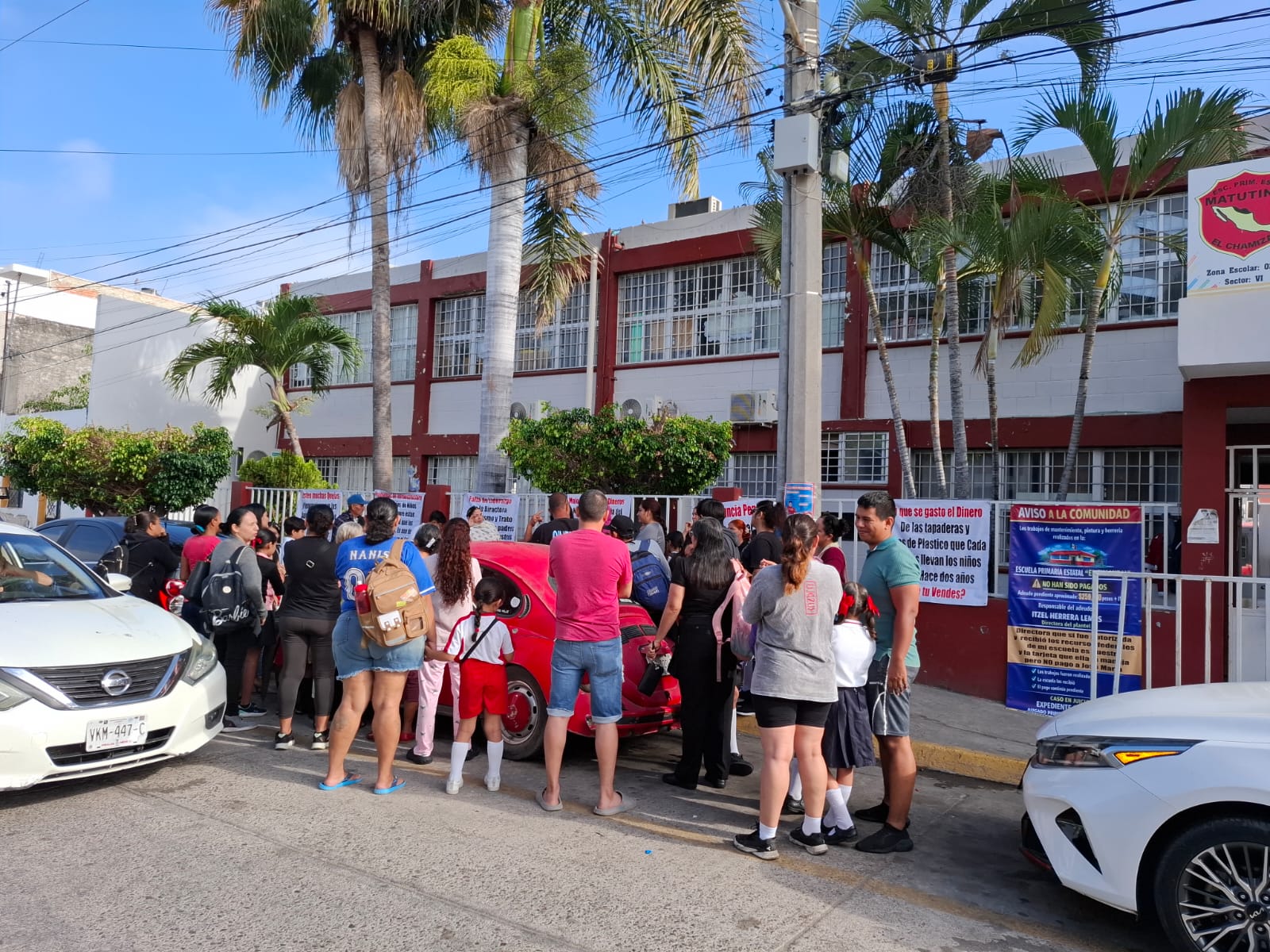 Padres de familia toman la escuela El Chamizal