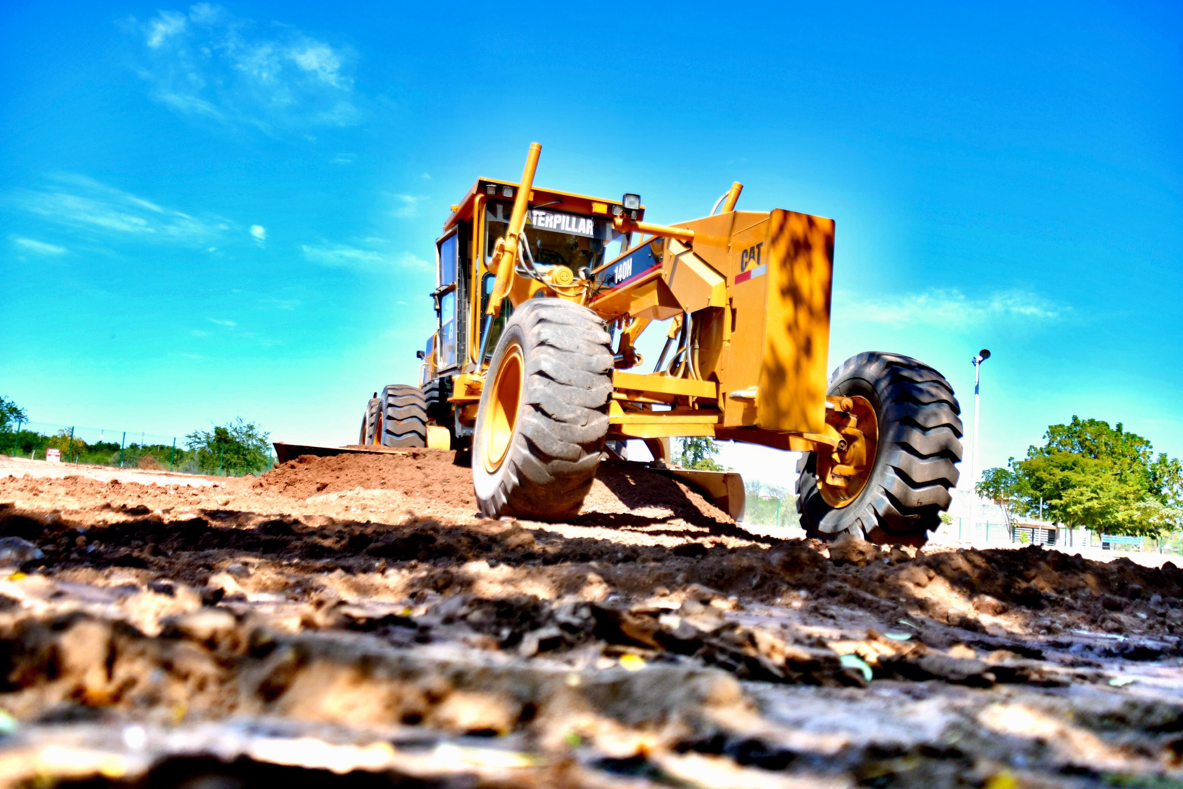 Maquinaria trabajando en un terreno.