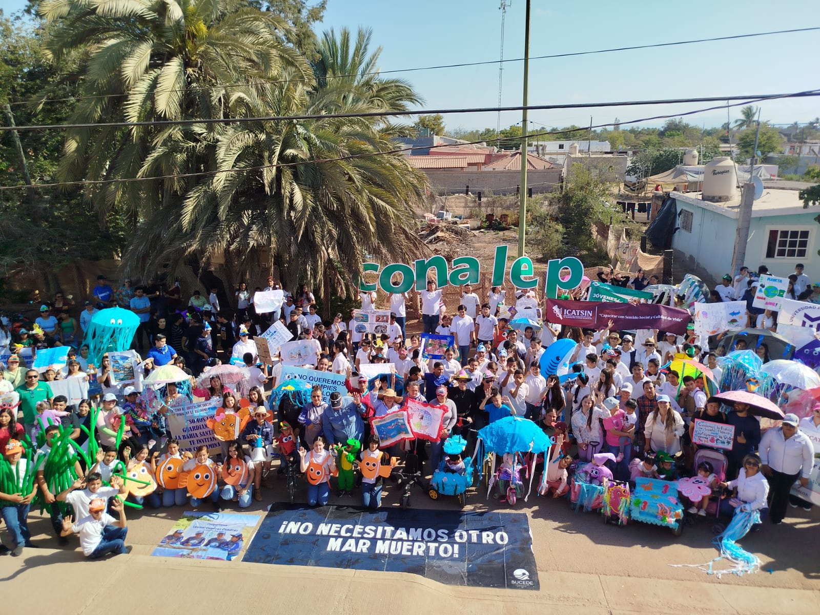 Personas reunidas para foto con carteles