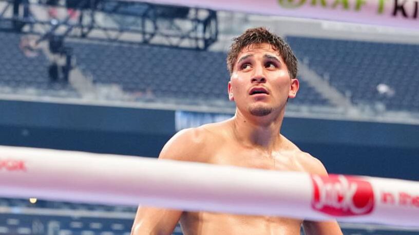 Marco Verde, boxeador mazatleco, sobre un ring
