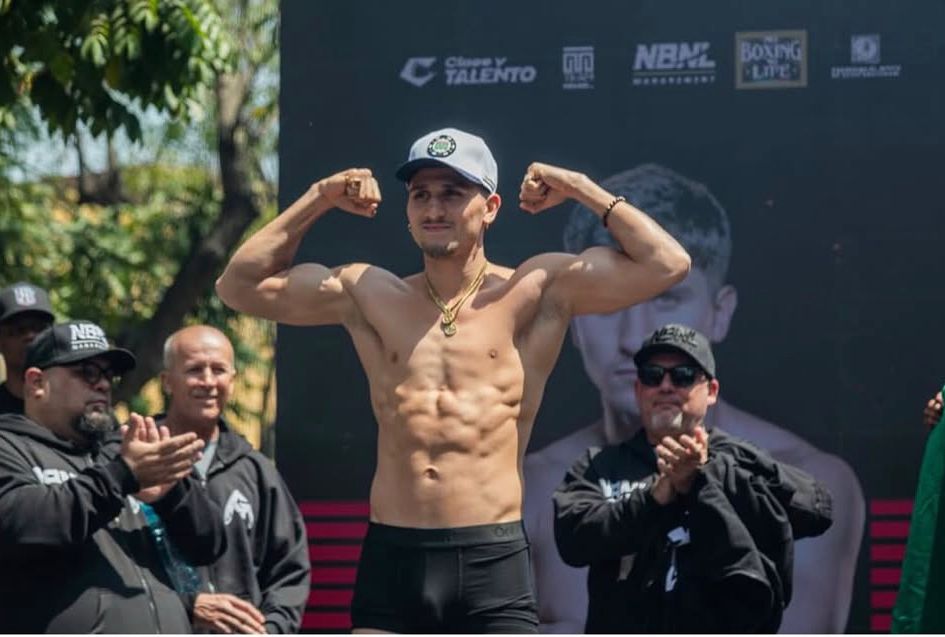 El boxeador mazatleco Marco Verde posando tras pesaje