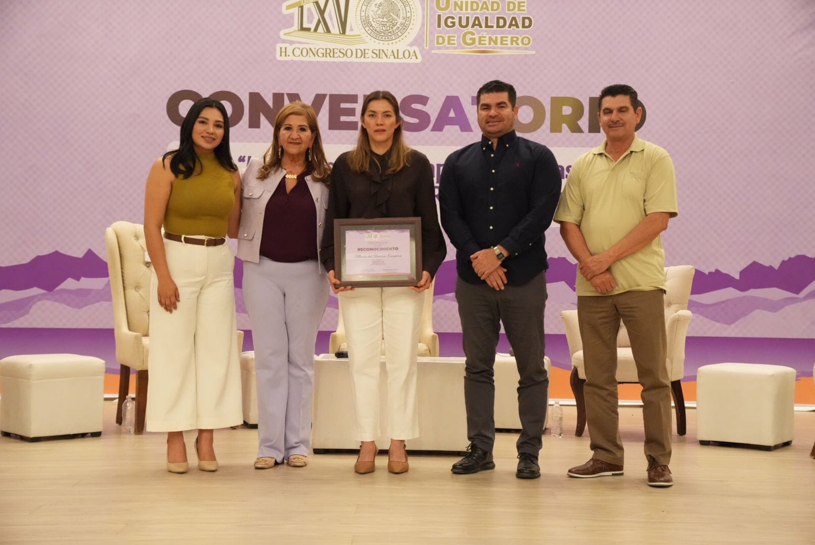 Autoridades de Guasave y atleta reconocida, posando para la foto