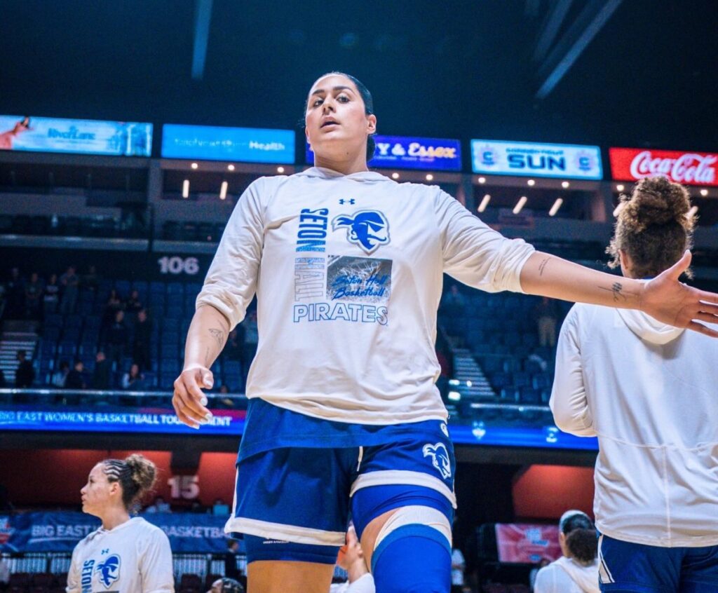 Mariana Valenzuela con camisa gris de los Seton Hall Pirates