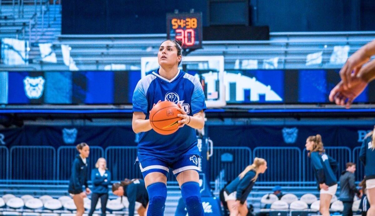 Mariana Valenzuela lanzando una pelota de basquetbol con los Seton Hall Pirates