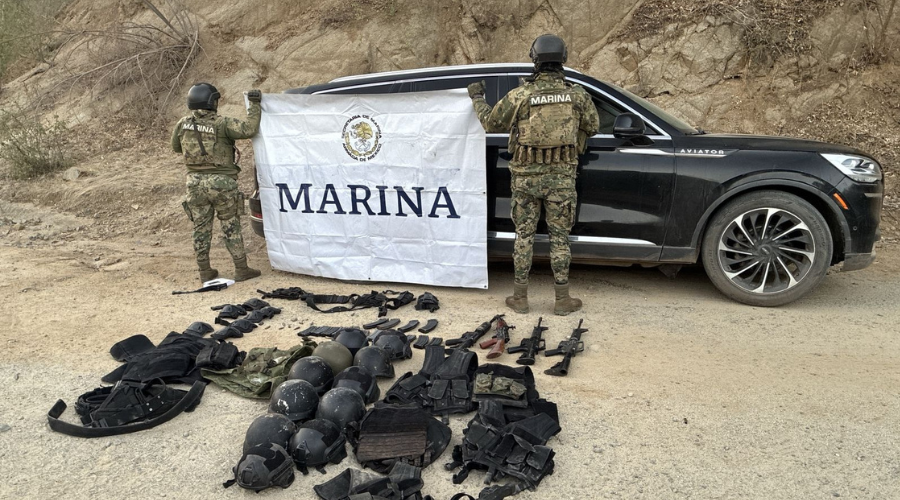 Marina asegura vehículo y encuentra armas y equipo táctico