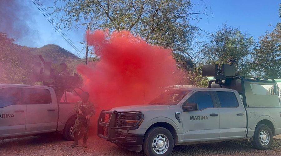 Humo rojo con camionetas de la Marina