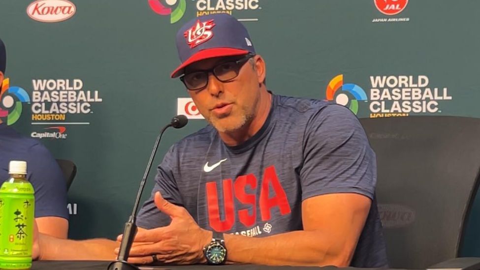Mark DeRosa en conferencia de prensa con la jersey de USA
