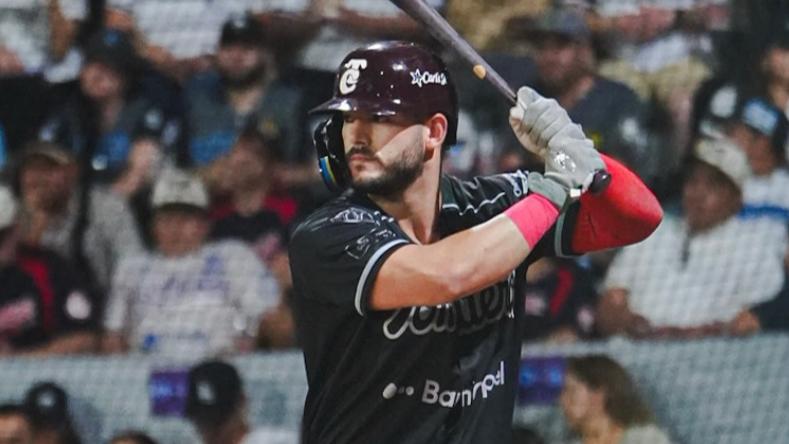 Beisbolista Orlando Martínez en el bat