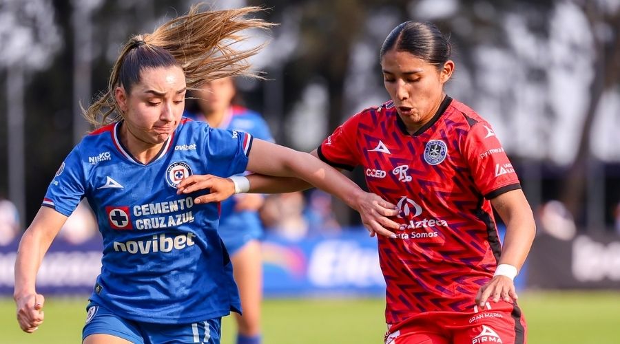 Jugadora del Cruz Azul peleando el balón junto a jugadora del Mazatlán FC