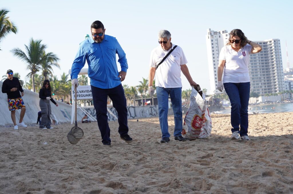 Jornada de limpieza en playas de Mazatlán