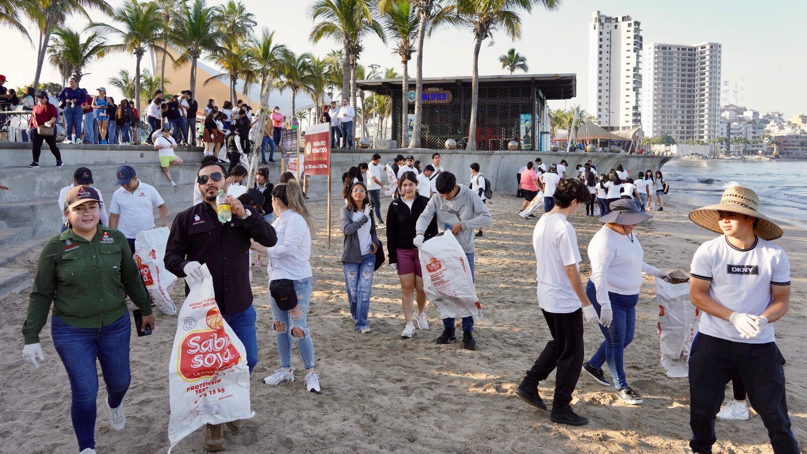Jornada de limpieza en playas de Mazatlán