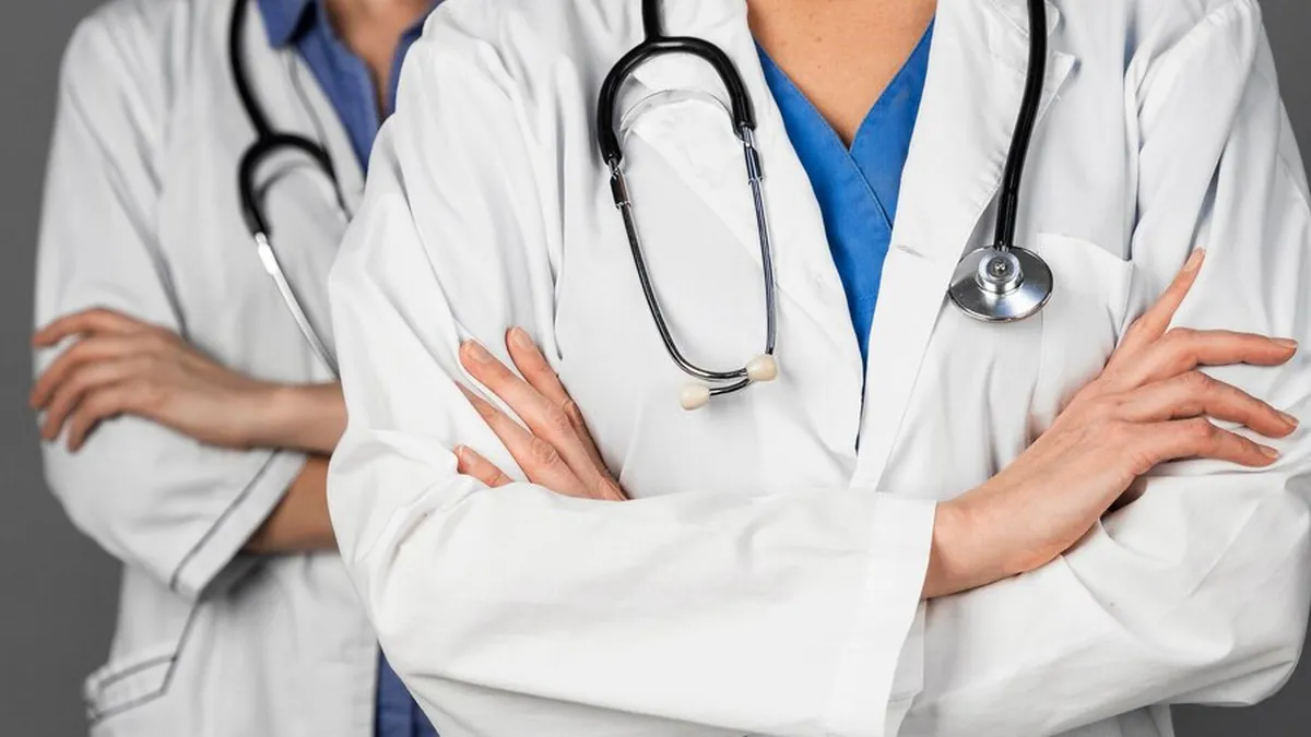 Dos médicos cruzados de brazos.