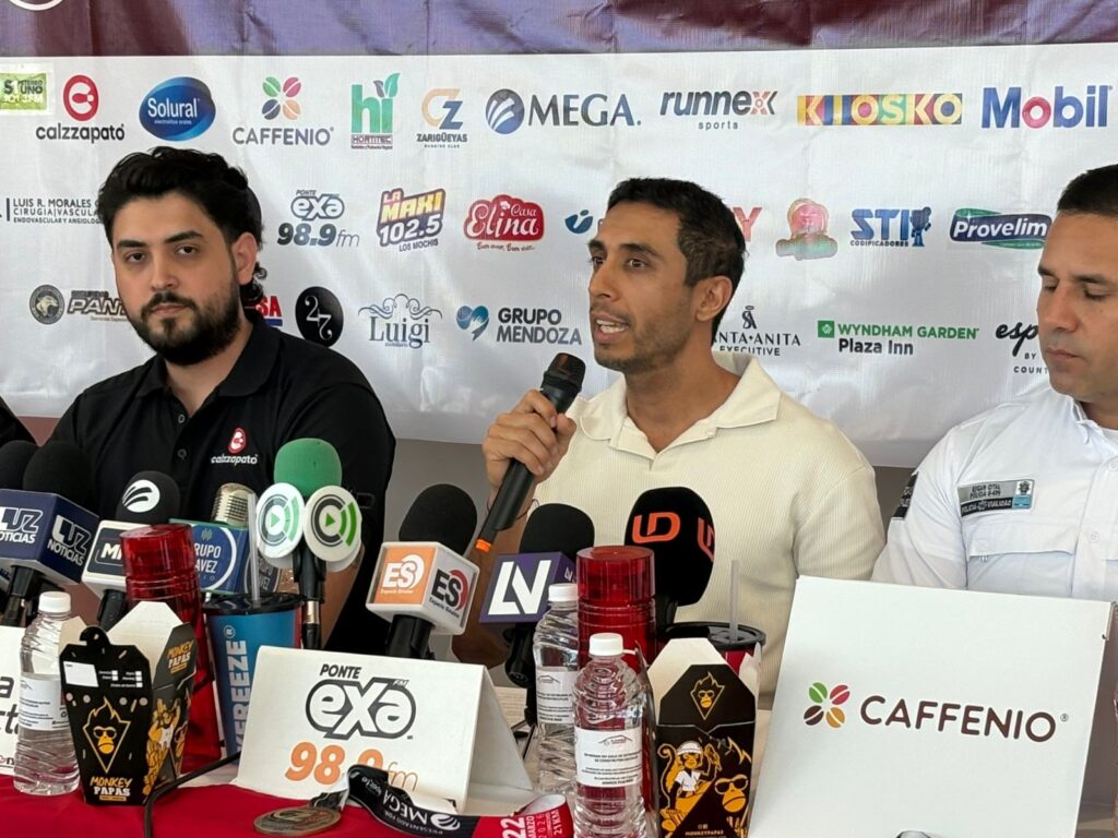 Organizador del Medio Maratón Los Mochis Calzzapato 2026 hablando con un micrófono