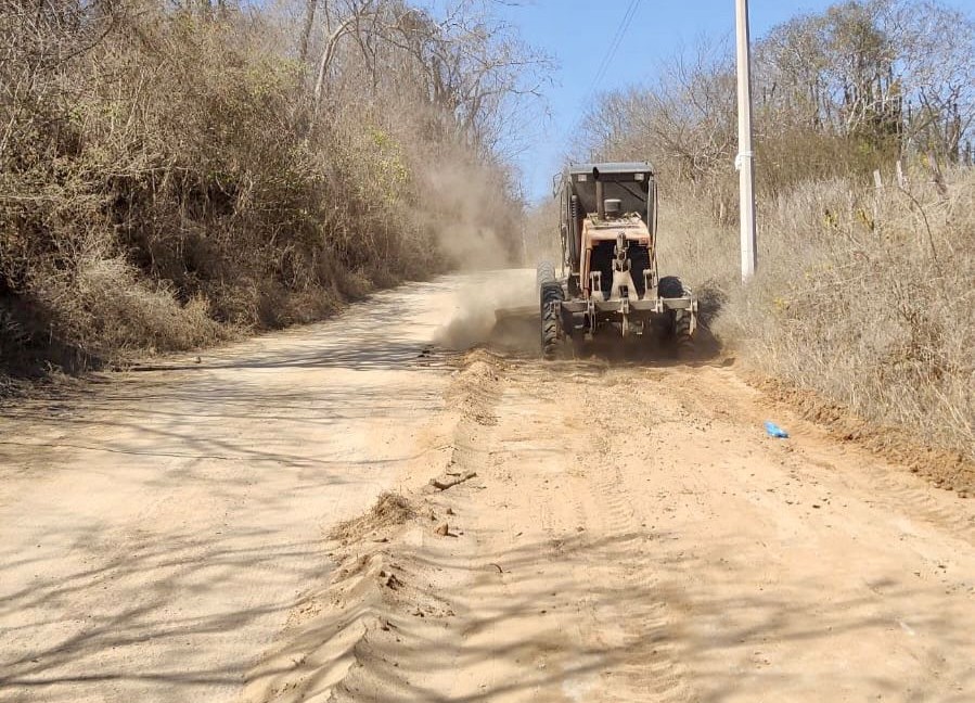 Maquina en camino de terracería