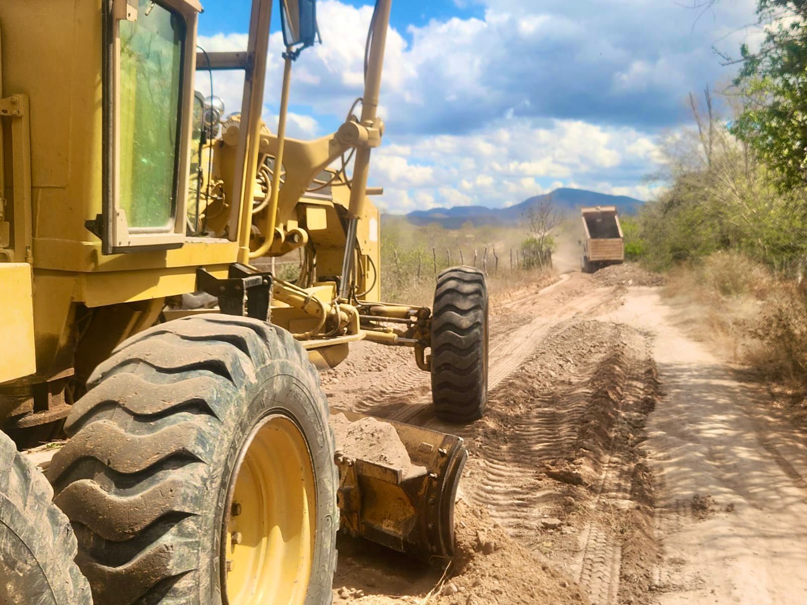 Camino de terracería con maquinaria de construcción
