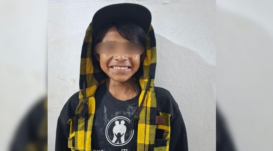 Una persona con camisa y gorro con cuadros color negro y amarillos