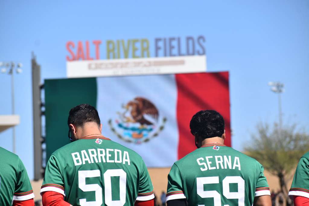 Manny Barreda y Serna de espaldas con la bandera de México de frente