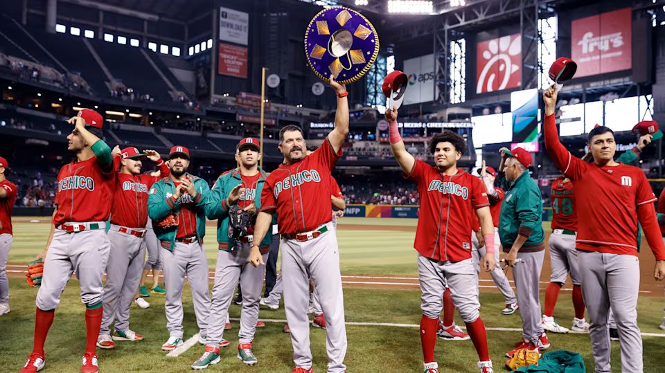 jugadores de beisbol levantando la mano en un estadio