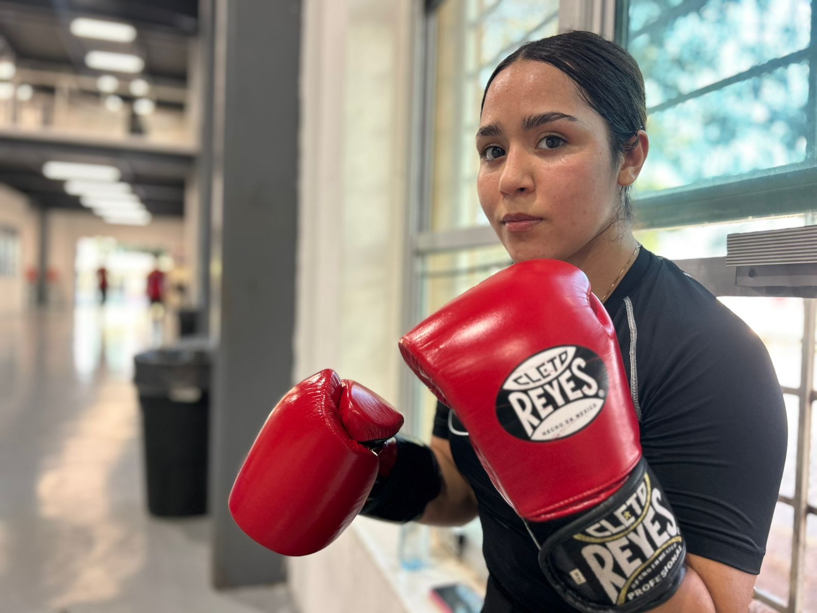 Michelle Acosta posando con guantes de box