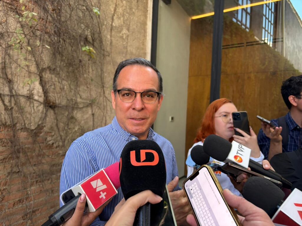 persona hablando a micrófonos y celulares