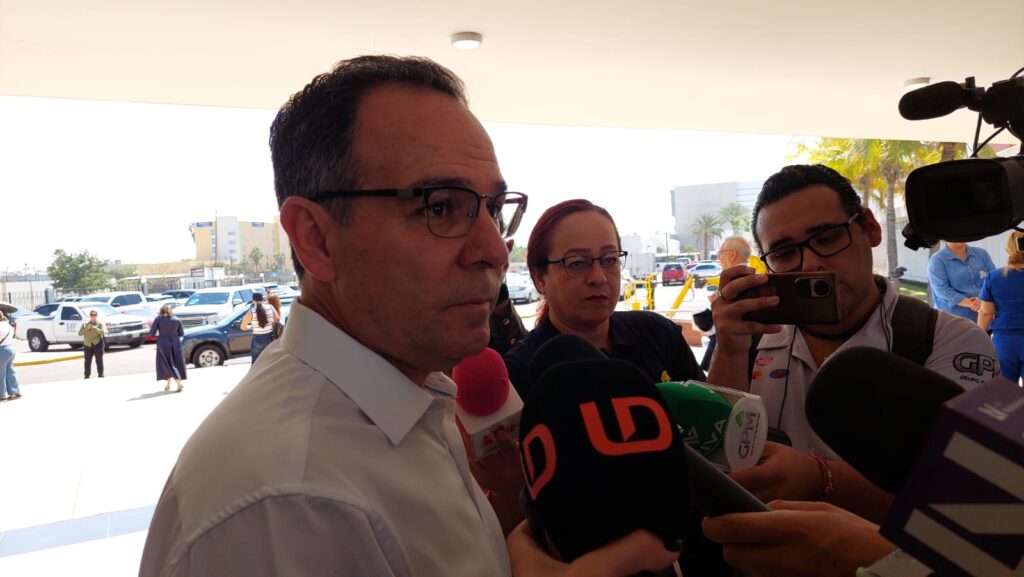 Persona hablando a micrófonos