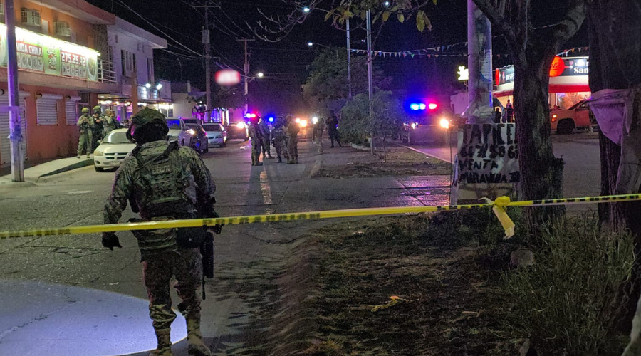 Personal militar resguarda con cinta amarilla el sitio del ataque armado