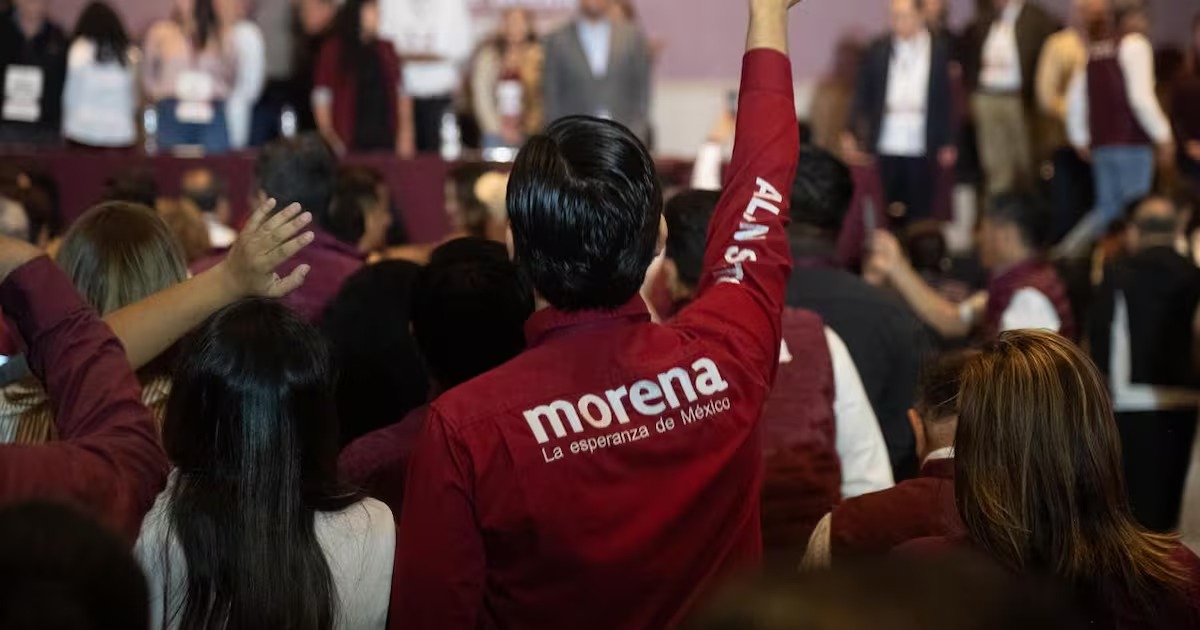 Personas pertenecientes al partido político Morena durante una sesión