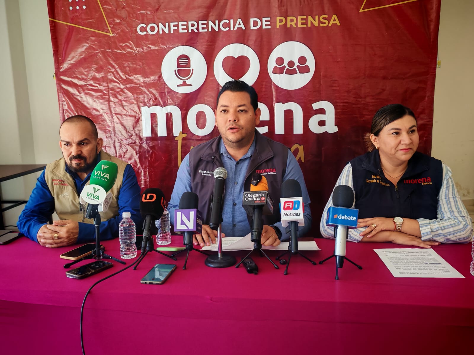 personas sentadas dando conferencia
