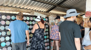 Turistas de crucero observan mosaicos de artesanales de Concordia