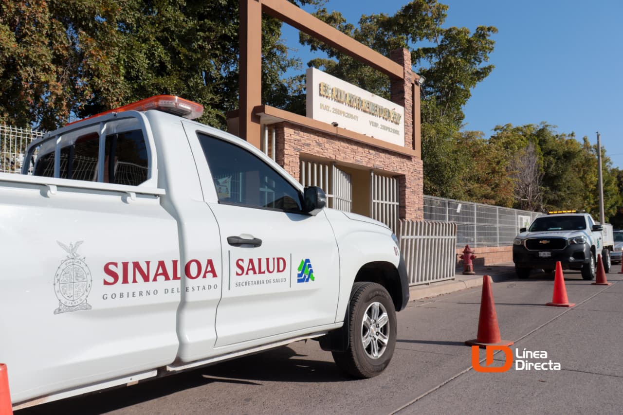 Camioneta de SALUD a las afueras de una primaria