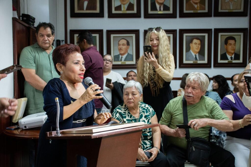 Martha Elena Santos Arroyo en atril con un micrófono