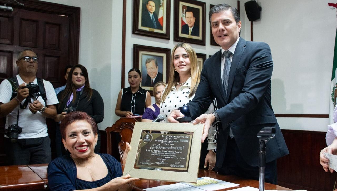 Martha Elena Santos Arroyo recibe reconocimiento junto a José Ernesto Peñuelas
