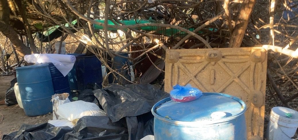 Botes y cajas en el monte en narcolaboratorio