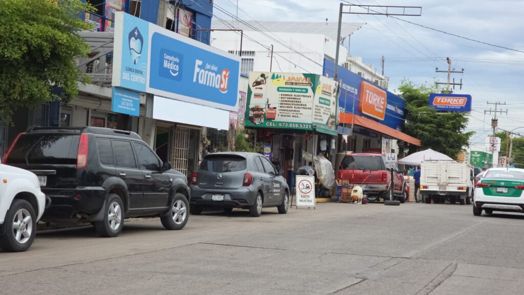 Negocios y carros estacionados