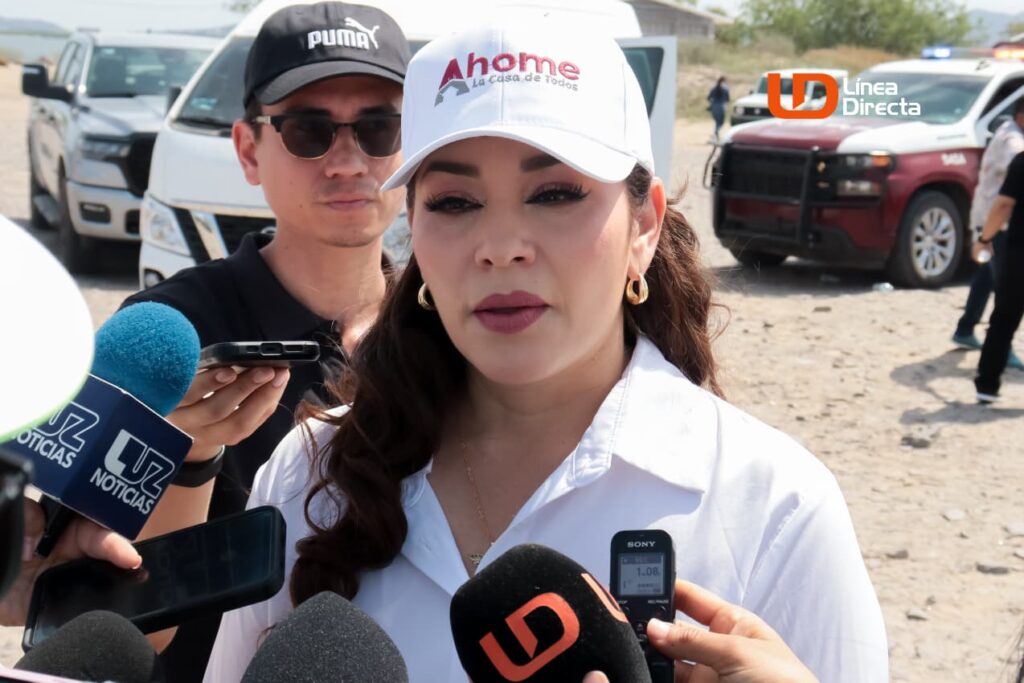 Nidia Arianna Carrera Ugarte hablando con los medios