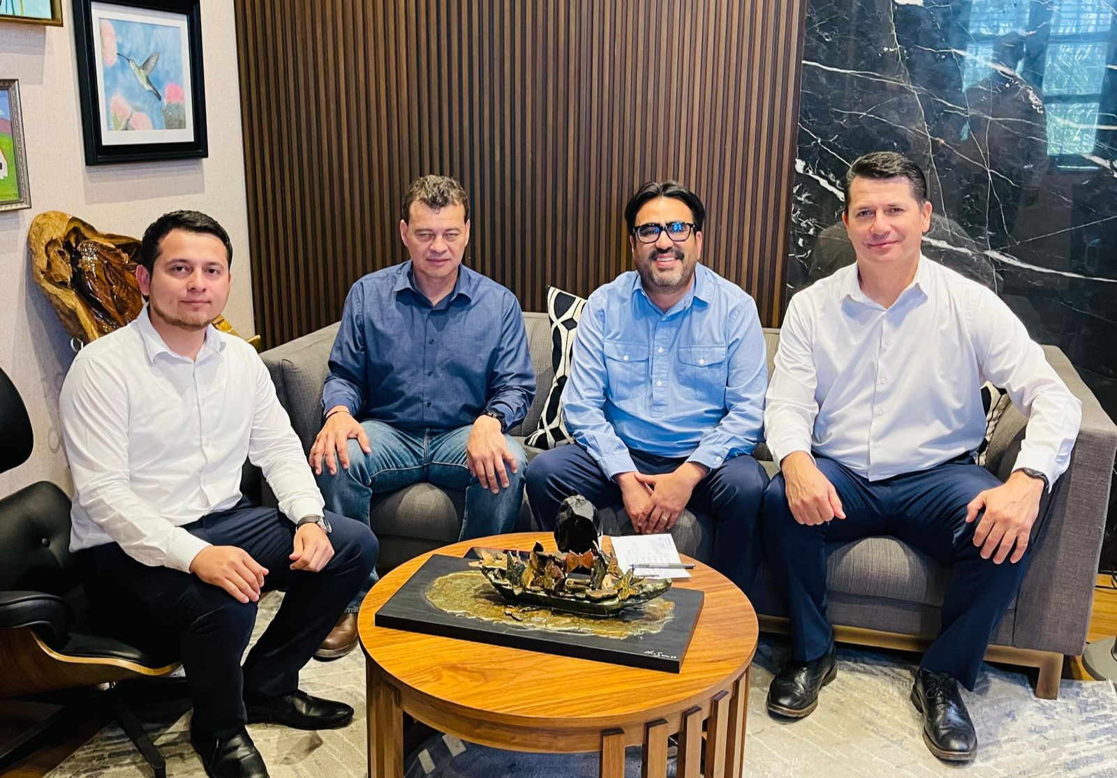 Funcionarios sentados en sillón posando para la foto