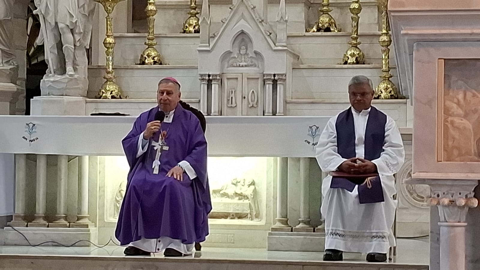 Obispo Mario Espinosa Contreras ofreciendo misa