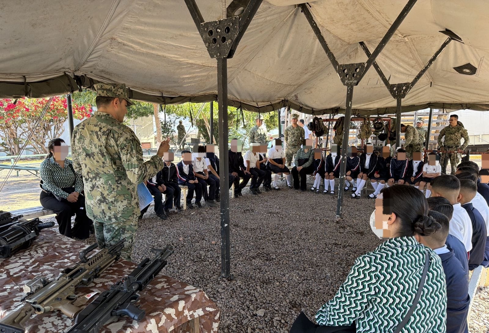Niños estudiantes y profesores recibiendo una plática en la Octava Zona Naval en Topolobampo estudiantes