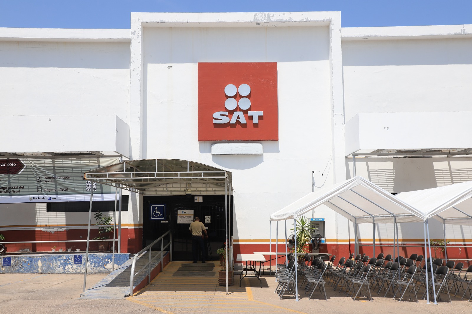 Día soleado en el exterior de la oficina del SAT en Culiacán