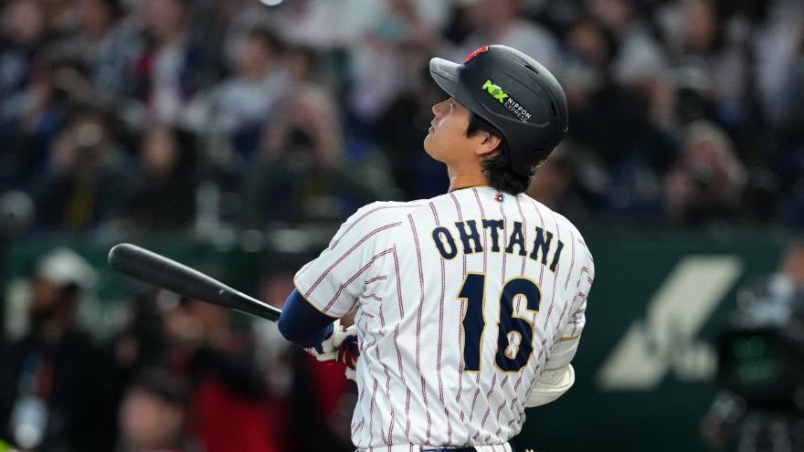 Shohei Ohtani con el bate en la mano y mirando hacía arriba luego de hacer swing