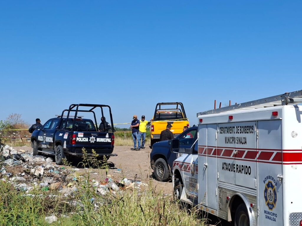 Unidades y elementos de cuerpos de emergencia en una zona tipo baldío