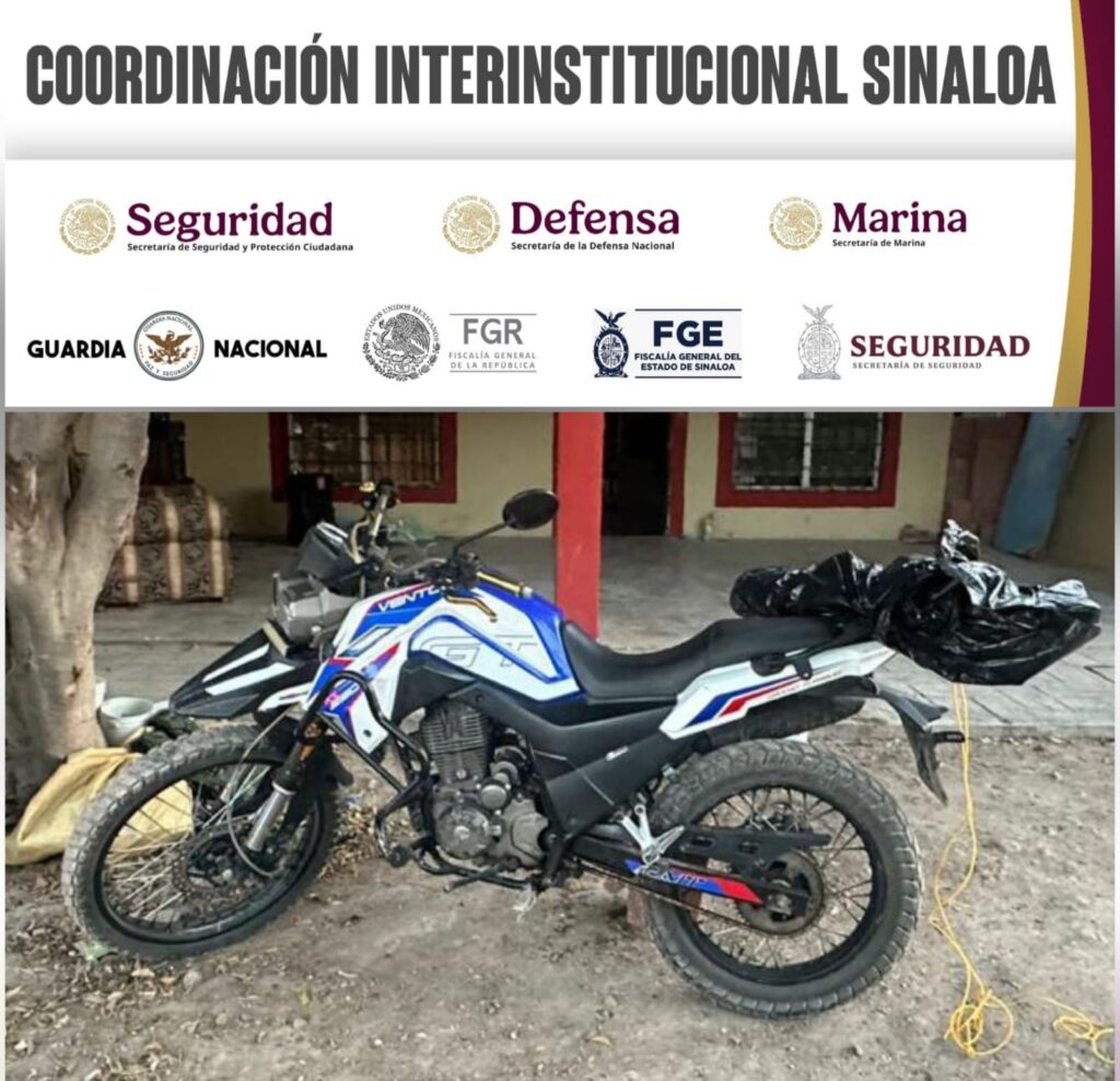 Autoridades detienen a dos hombres armados a bordo de una motocicleta