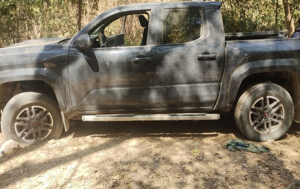 Aseguraron un fusil Barrett, 11 armas largas tipo fusil, 54 cargadores, mil 874 cartuchos y tres chalecos tácticos