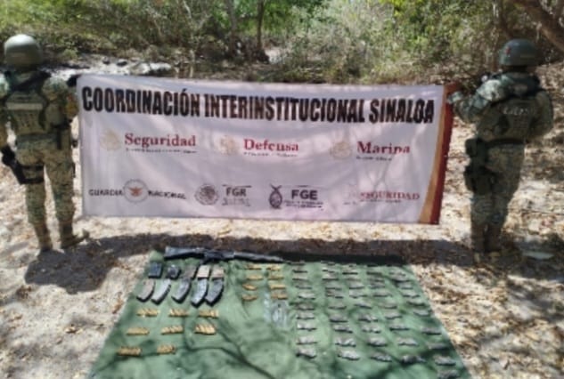 Ejército asegura un campamento, armas, municiones y cargadores