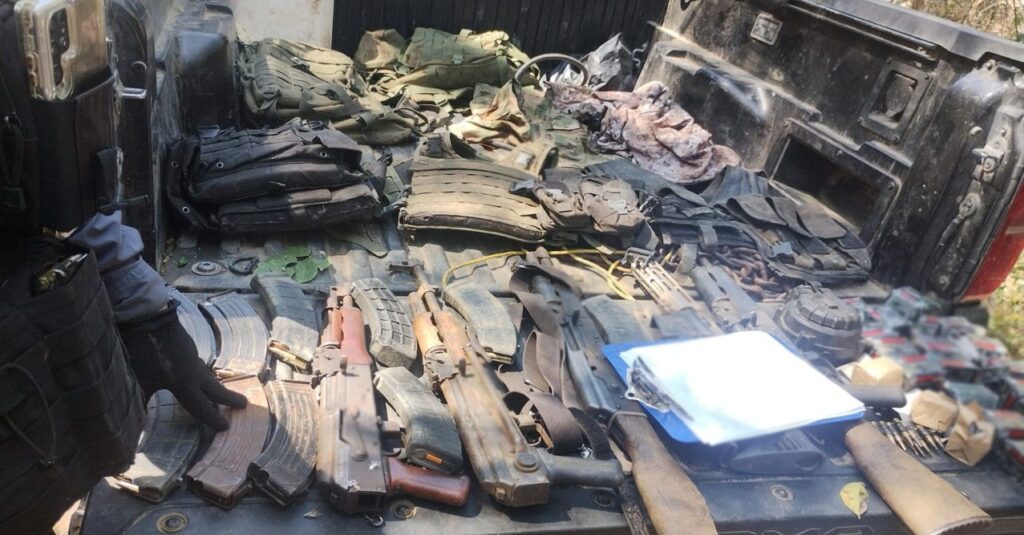 Aseguraron un fusil Barrett, 11 armas largas tipo fusil, 54 cargadores, mil 874 cartuchos y tres chalecos tácticos