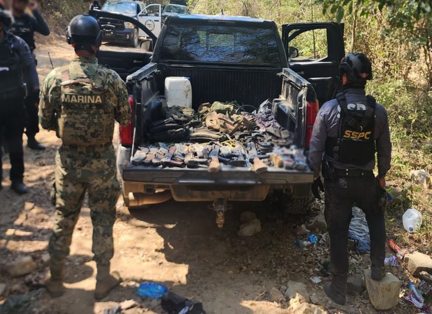 Aseguraron un fusil Barrett, 11 armas largas tipo fusil, 54 cargadores, mil 874 cartuchos y tres chalecos tácticos