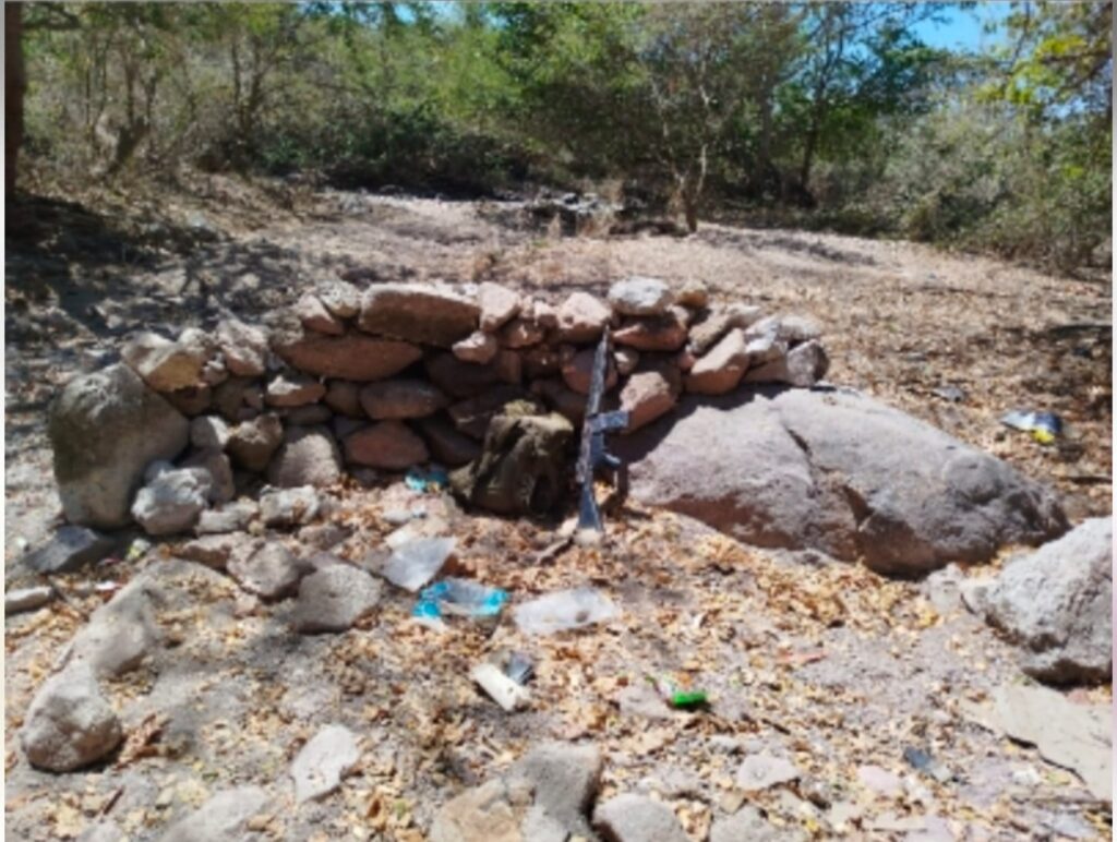 Ejército asegura un campamento, armas, municiones y cargadores
