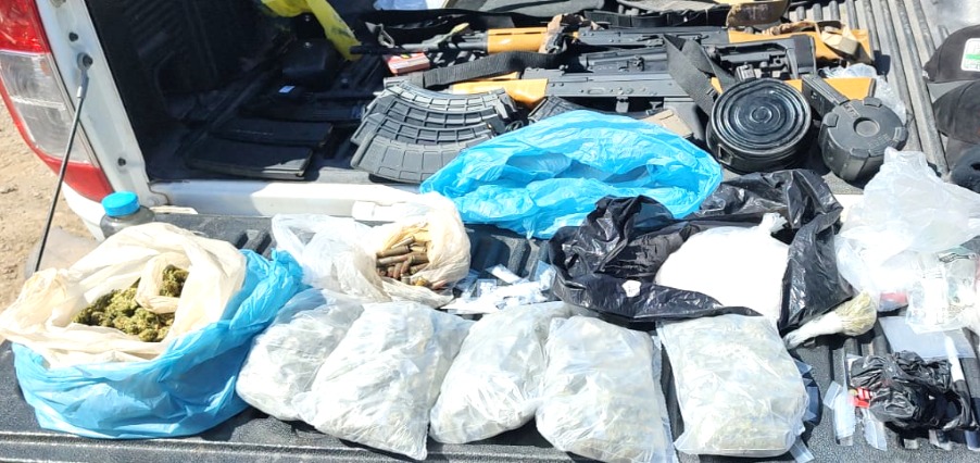 Localizan tres armas largas, 13 cargadores, 477 cartuchos útiles y diversas dosis de droga