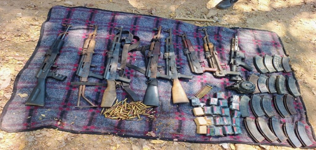 Aseguraron un fusil Barrett, 11 armas largas tipo fusil, 54 cargadores, mil 874 cartuchos y tres chalecos tácticos